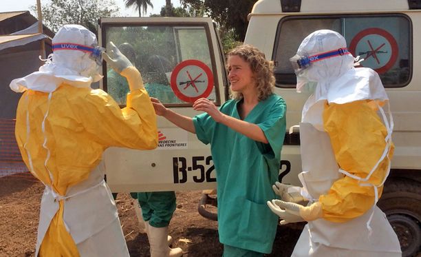 Lääkärit ilman rajoja -järjestön työntekijät ovat aloittaneet eristämään ja hoitamaan Ebolan tartunta-alueiden ihmisiä Länsi-Afrikan Guineassa.