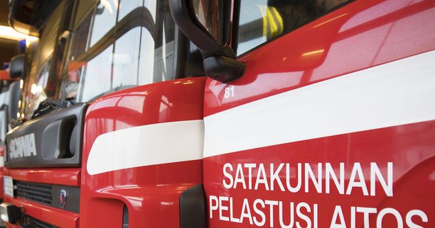 Satakunnan pelastuslaitos työskentelee haastavalla kemikaalintorjuntatehtävällä Porissa.