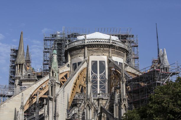 Huhtikuussa Notre Damen katedraali tuhoutui pahasti tulipalossa.