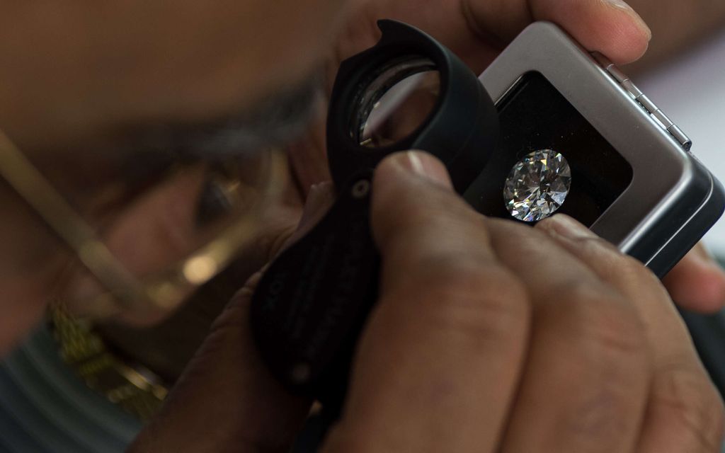 Velkaantuneen maatalous­työntekijän elämä muuttui hetkessä – Löysi lähes 100 000 dollarin arvoisen timantin