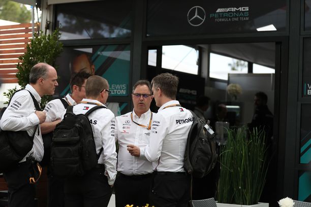 Mercedeksen työntekijöitä Albert Parkin radan varikolla perjantaina. Saksalaistallin kanta ratkaisi väännön Australian GP:n perumisesta. 