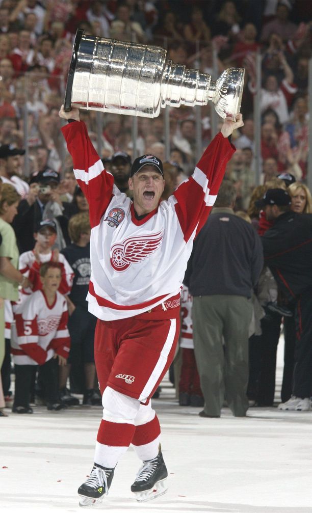 Brett Hull nosti Stanley Cupia Detroitissa 2002.