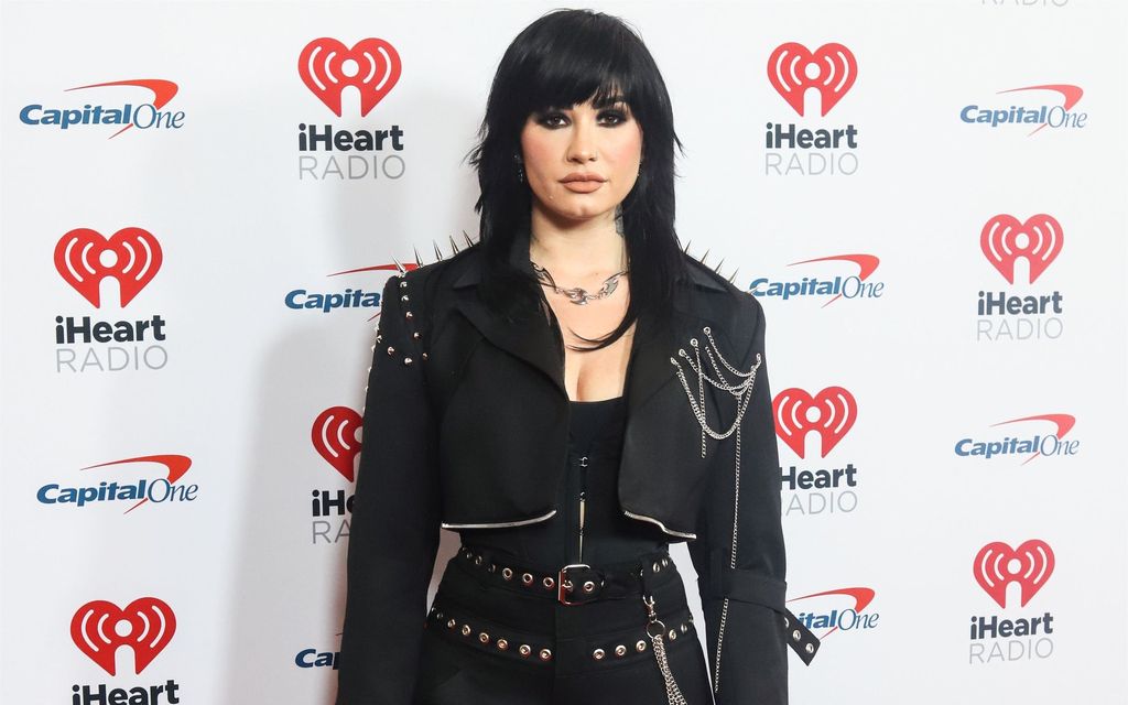 Demi Lovaton albumin rohkea mainosjuliste kiellettiin – koettiin loukkaavaksi kristittyjä kohtaan