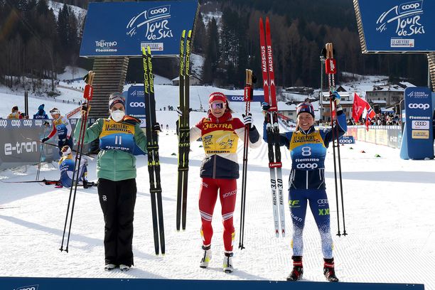 Norjan Heidi Weng (vas.), venäläinen Natalia Neprjajeva ja Krista Pärmäkoski muodostivat kärkitrion maanantaina Tourin etapilla 5/6 Italian Val di Fiemmessä.