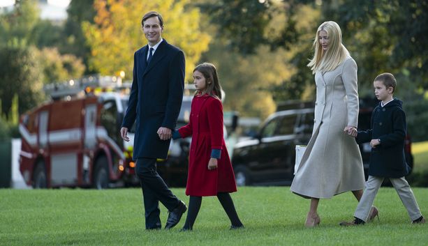 Jared Kushner, Ivanka Trump ja heidän lapsensa Arabella ja Joseph Valkoisen talon etelänurmikolla syyskuussa.