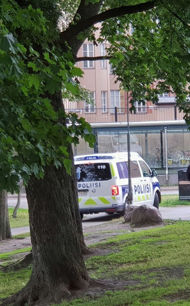 Poliisi partioi Kaisaniemen puiston ja rautatieaseman kulmalla säännöllisesti.
