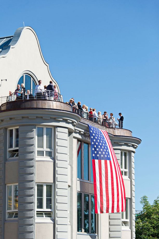 Poliitikot juhlivat Yhdysvaltain suurlähetystössä - katso kuvat!