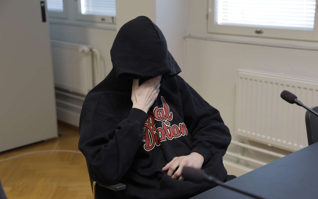 Vanhuksen murhasta epäilty peitteli kasvojaan oikeudessa – Vangittiin