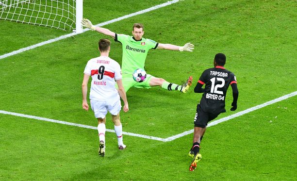 Lukas Hradecky torjui voiton Leverkusenin edellisessä ottelussa Stuttgartia vastaan.