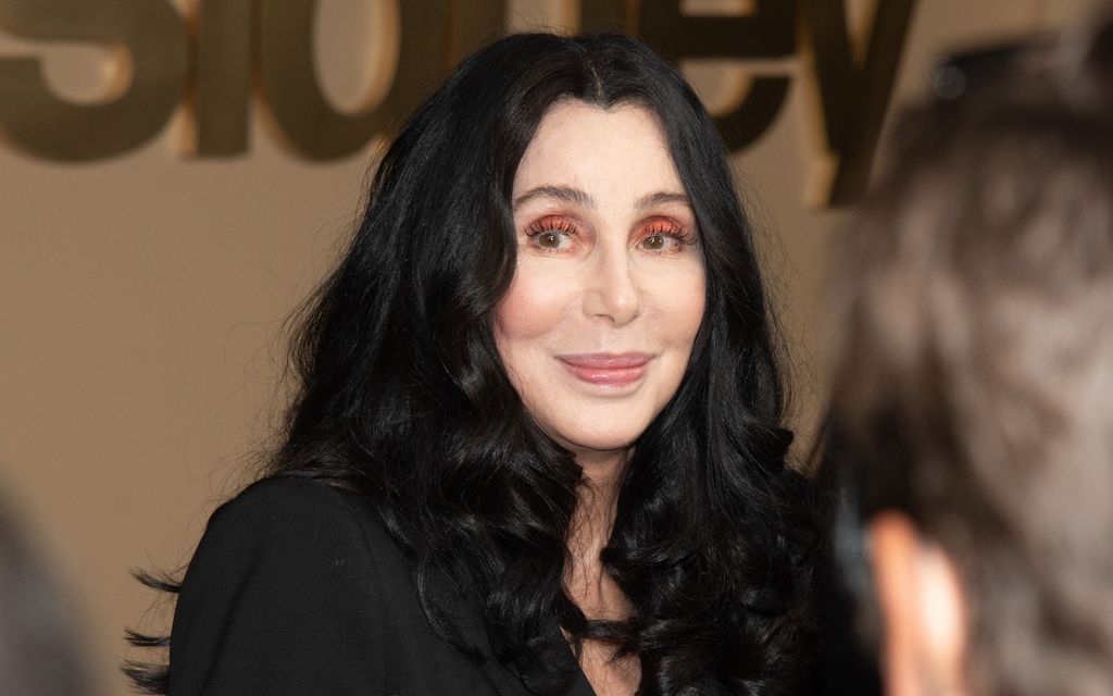 Cher vahvisti suhdehuhut 40 vuotta nuorempaan mieheen – vastasi kriitikoille: ”Minua ei kiinnosta pätkääkään, mitä muut ajattelevat”