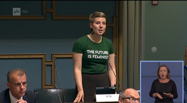 Jenni Pitko halusi tuoda esiin yhdenvertaisuuden sanomaa Pride-hengessä. Enää hän ei aio kyseistä paitaa eduskunnan täysistuntosaliin laittaa.