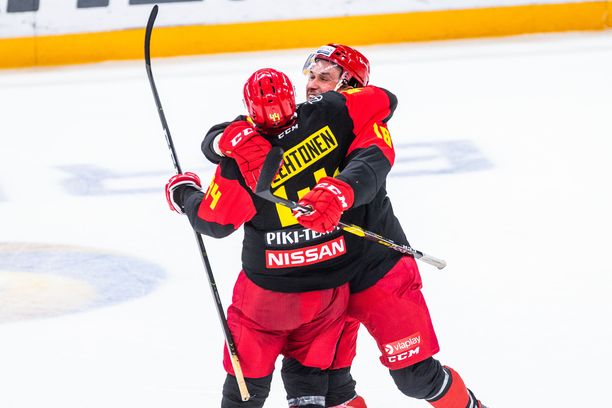 Mikko Lehtonen on nakuttanut huipputehot kauden alkuun. Kuvassa miestä halaamassa Sami Lepistö. 