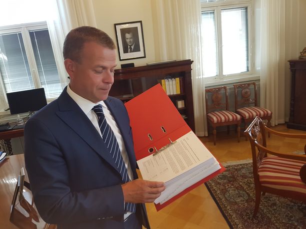 Valtiovarainministeri Petteri Orpo näytti Iltalehdelle elokuussa ennen valtiovarainministeriön budjettineuvotteluja punaista kansiota, johon oli koottu eri ministeriöiden rahatoiveita.