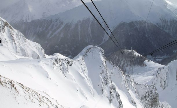 Kaksi kuoli Alpeilla helikopterissa kiinni olleen köyden irrottua