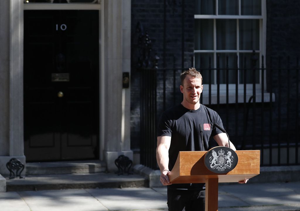 Tulikuuma ääniteknikko varasti huomion Downing Streetin puhujakorokkeella - ”Tehdään hänestä uusi pääministeri”