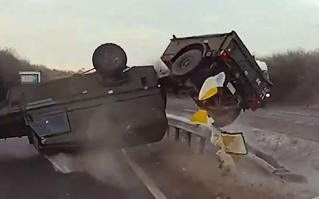 Nainen kiilasi sotilasauton eteen moottoritiellä – Järjetön teko tallentui videolle Englannissa