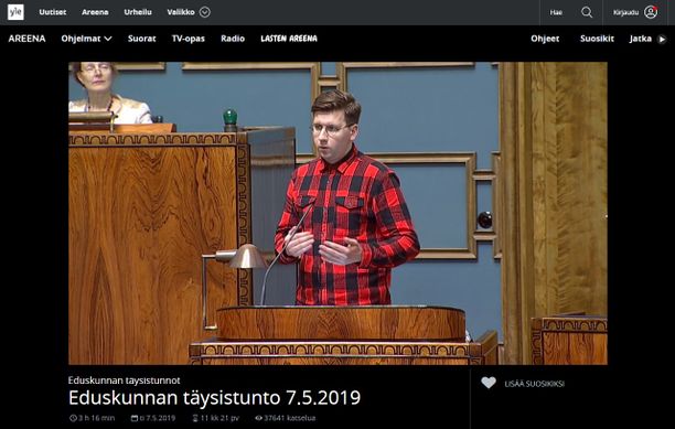 Sebastian Tynkkynen (ps) piti ensimmäisen puheenvuoronsa kansanedustajana flanellipaidassa.