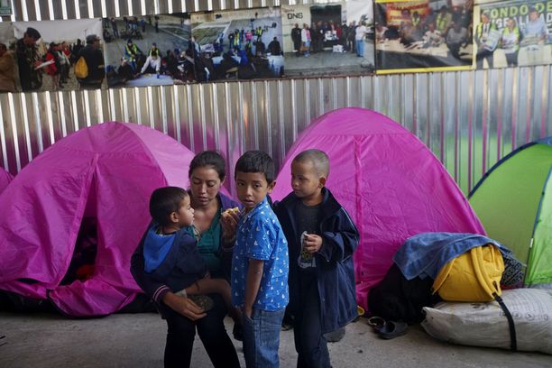 Siirtolaisia Meksikon Tijuanassa huhtikuussa. Noin 300 pääosin Hondurasista ja El Salvadorista lähtenyttä turvapaikanhakijaa päätti kuukausia kestäneen matkansa Meksikon ja USA:n rajalle hakeakseen turvapaikkaa USA:sta.