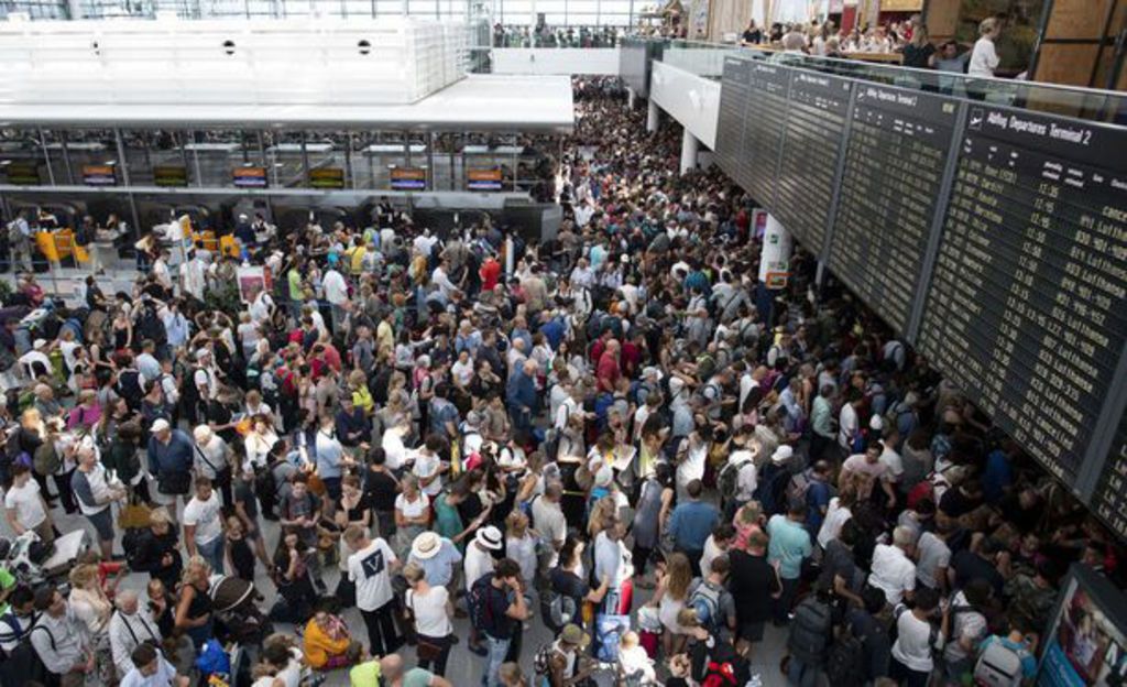 Suomalaismatkustaja Münchenin lentokentällä: ”Ihmisiä pyörtyili, kentällä vallitsi sekasorto”