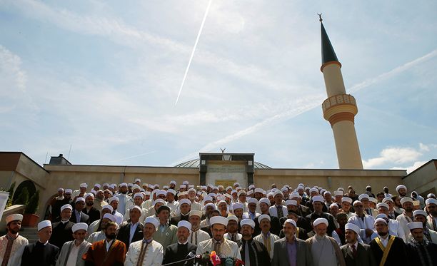 Itävaltalaisia imaameja kerääntyneenä moskeijan eteen Wienissä vuonna 2017.