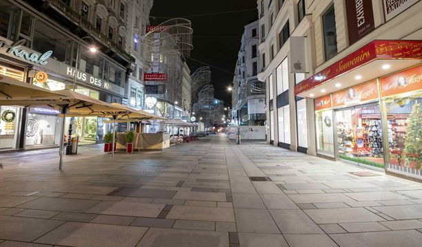 Itävallassa on jo nyt voimassa ulkonaliikkumiskielto ilta- ja yöaikaan. Kuva on Wienistä tämän viikon keskiviikolta. 