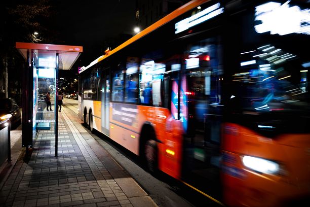 Yläkouluikäiset pojat joutuivat ryöstön kohteeksi bussimatkalla Helsingissä lauantaina 5. marraskuuta iltakuuden aikaan. Ryöstäjät pakenivat bussista Aleksis Kiven kadulla sijaitsevalla pysäkillä.