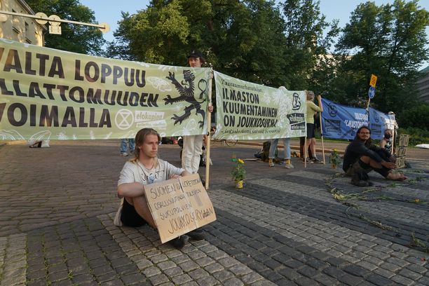 Helsinki: Elokapinan Mielenosoitus Mannerheimintiellä Estää Liikennettä