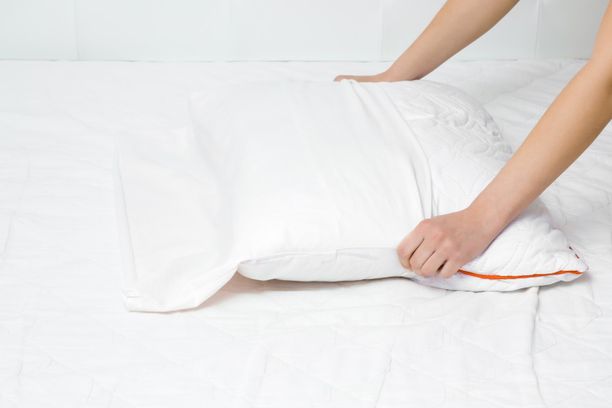 Vinkki: Käytä tyynysuojia tai ylimääräistä tyynyliinaa, jotta tyynysi pysyy puhtaampana ja siistimpänä.