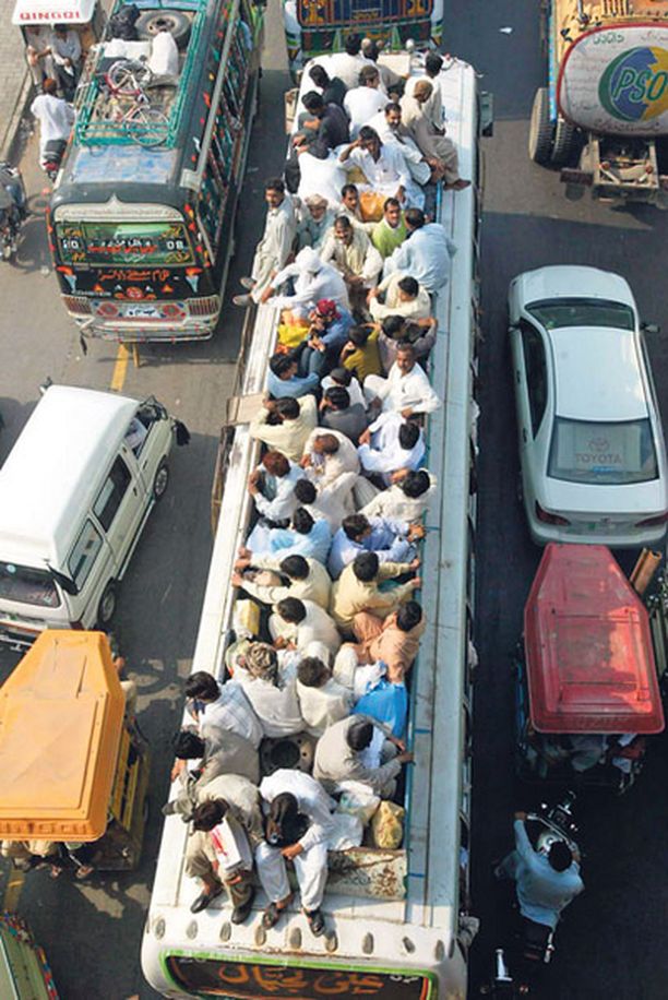 Sopu sijaa antaa Linja-autossa on myös tunnelmaa... Ihmiset matkustivat bussin katolla Pakistanin Lahoressa juhlimaan islamilaista Ramadania.