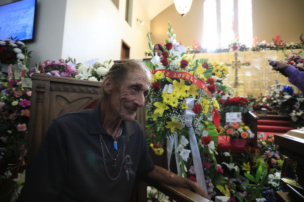 El Pason ammuskelun uhrille järjestettiin avoimet hautajaiset – yli 1 000 ihmistä saapui osoittamaan tukensa leskelle: ”Hän oli hieno nainen ja elämäni rakkaus”
