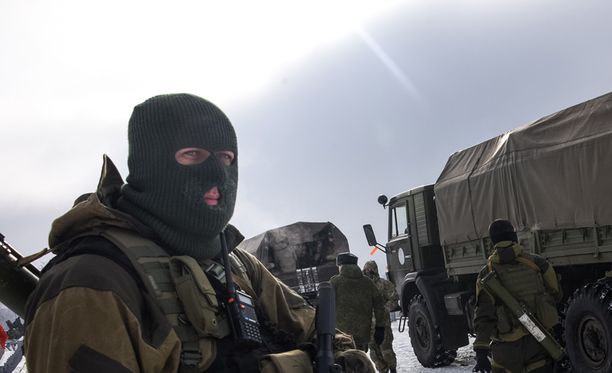 Kapinallinen vartioi Donetskin lentokentälle vievää tietä.