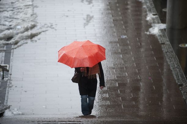 Pääkaupunkiseudulla saadaan ensi viikon alussa varautua kaivamaan esiin sateenvarjot, kun taas Keski- ja Pohjois-Suomessa matalapaineen tuomat sateet tulevat lumena. Arkistokuva. 