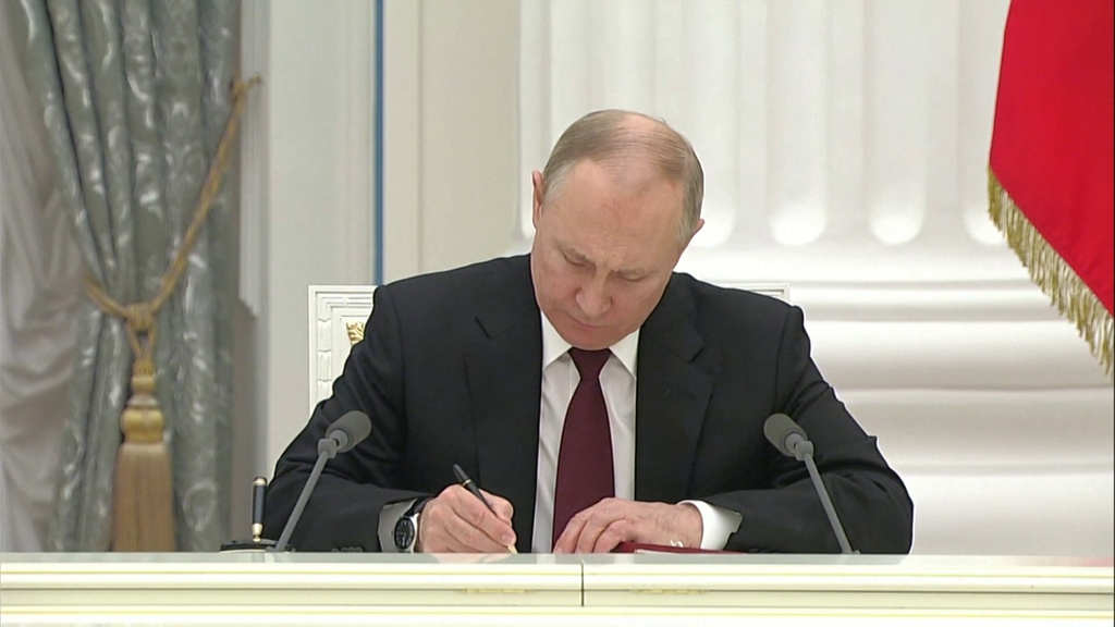 Putin tunnusti kapinallis­alueet –  Haavisto: ”Romuttaa pohjan Minskin sopimukselta”