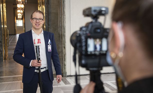 Iltalehti on noussut Suomen suurimmaksi lehdeksi. Kuvassa politiikan toimittaja Lauri Nurmi, kameran takana Tiia Heiskanen.