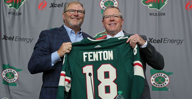 Minnesota Wildin Craig Leipold (vas.) ja Paul Fenton hymyilivät maireasti toukokuussa 2018, kun Leipold palkkasi Fentonin Wildin GM:ksi.