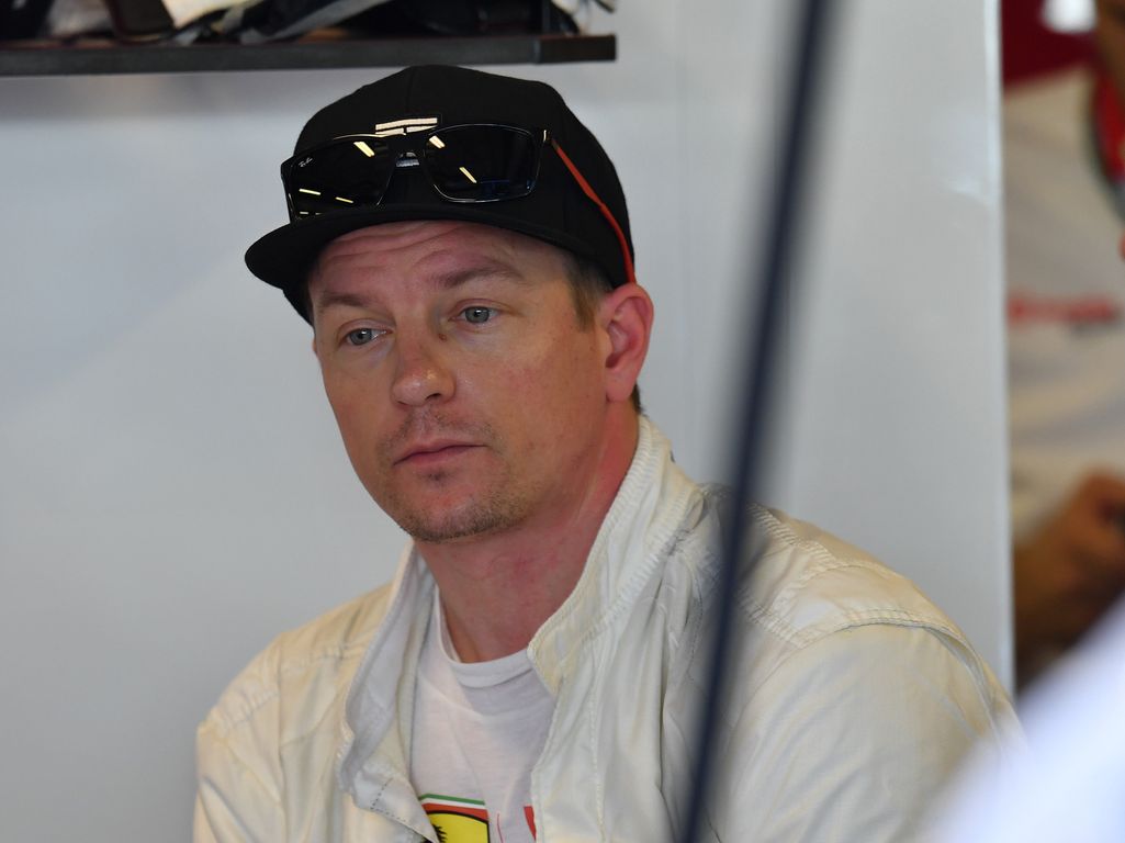 F1-toimittajalta yllättävä arvio: Kimi Räikkönen hyödyttää Sauberilla ajaessaan myös Ferraria - nosti suomalaisen uralta esiin täysin poskettoman lukeman: ”Hän on arvokas jo sen perusteella”