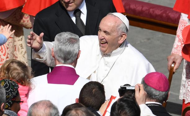 Paavin sanoista on syntynyt Italiassa epäselvyyttä, uutisoi The Guardian -lehti. Kuvassa paavi Franciscus Pietarinkirkon aukiolla 1.4.2018.