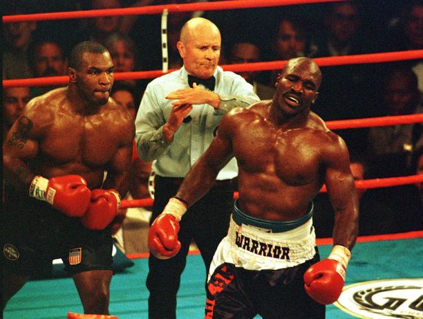Holyfieldin ja Tysonin kamppailu vuonna 1997 päättyi keskeytykseen Tysonin purtua Holyfieldiä korvasta.