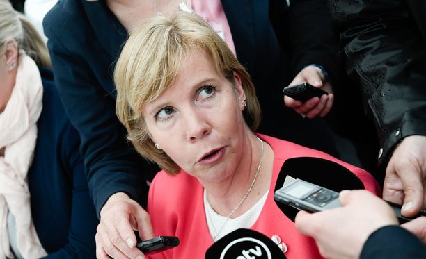 RKP:n puheenjohtaja Anna-Maja Henriksson ihmettelee johtavan sote-virkamiehen Päivi Nergin puheita maakuntien määrästä.