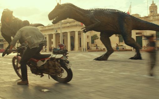 IL-Arvio: Jurassic World: Dominion on kuin James Bond -elokuva dino­sauruksilla