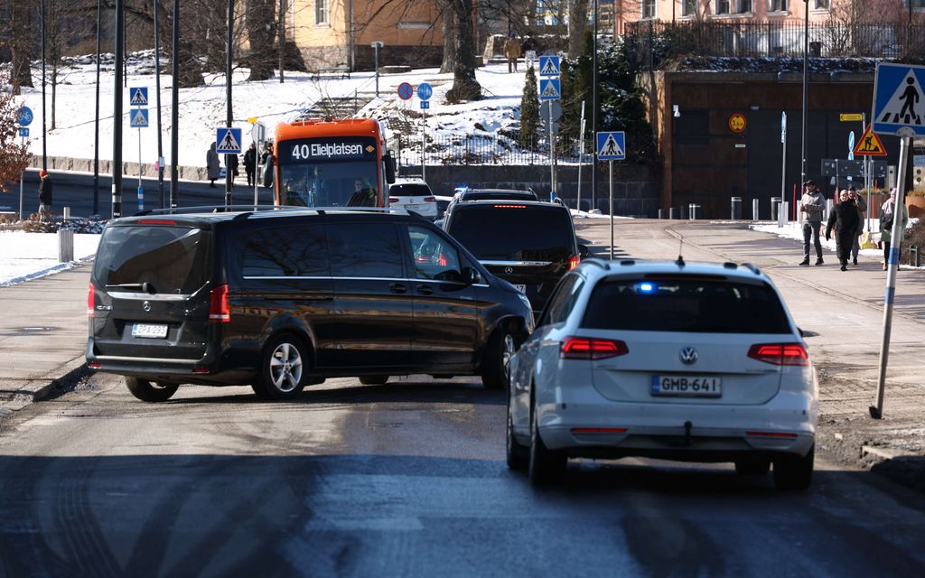 Oodin edessä mustien autojen jono: Tästä on kyse