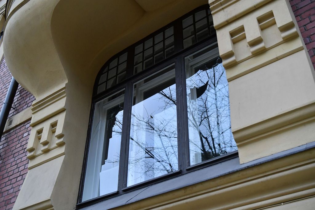 Mielenosoitus kärjistyi Helsingissä: Kurdimieliset pirstoivat Turkin lähetystötalon ikkunoita – ”Varsinkin nuoret ovat järkyttyneitä ja vihaisia”