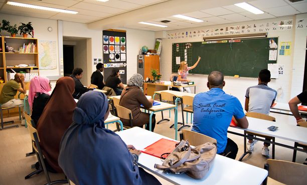 Lammin vastaanottokeskuksessa opetettiin keskiviikkona suomen kieltä Irakista, Somaliasta, Etiopiasta ja Jemenistä tulleille turvapaikanhakijoille.