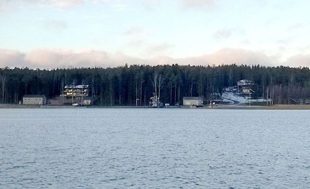 Tämä kuva oli Iltalehdessä tammikuussa 2015 julkaistussa artikkelissa. Kuvassa merivoimien kalustohuutokaupasta hankittuja aluksia kuvattuna Airiston Helmen maatukikohdassa Paraisten Ybbernäsissä. 