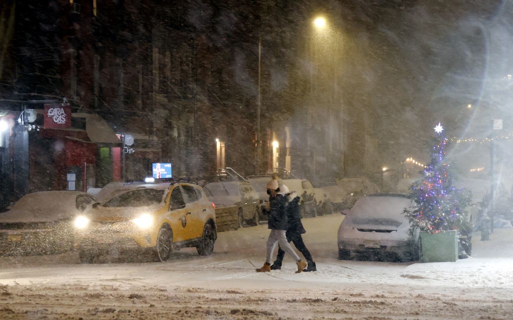 Itärannikolle iskenyt lumikaaos haittaa jo Yhdysvaltojen koronarokotusohjelmaa