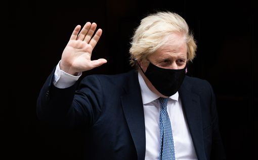 Boris Johnson varoittaa ”omikronhyö­kyaallosta” – Britannia vahvisti ensimmäisen kuoleman