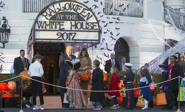 Donald ja Melania Trump jakoivat Halloweenina herkkuja lapsille Valkoisen talon edessä.