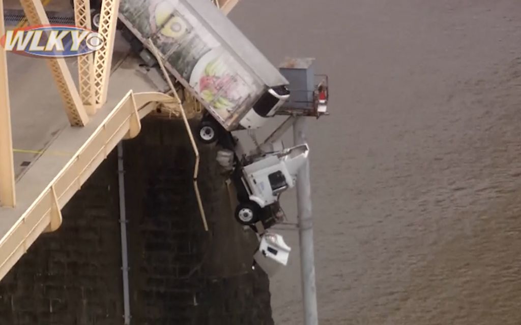Hurja video Yhdysvalloista: Puoliperävaunu roikkui sillalta