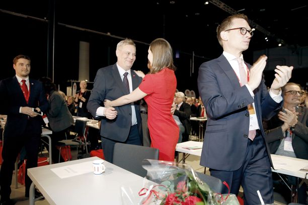 Helmikuu 2017, SDP:n puoluekokous Lahdessa. Antti Rinne ja Sanna Marin halaavat. Oikealla puoluesihteeri Antton Rönnholm. 