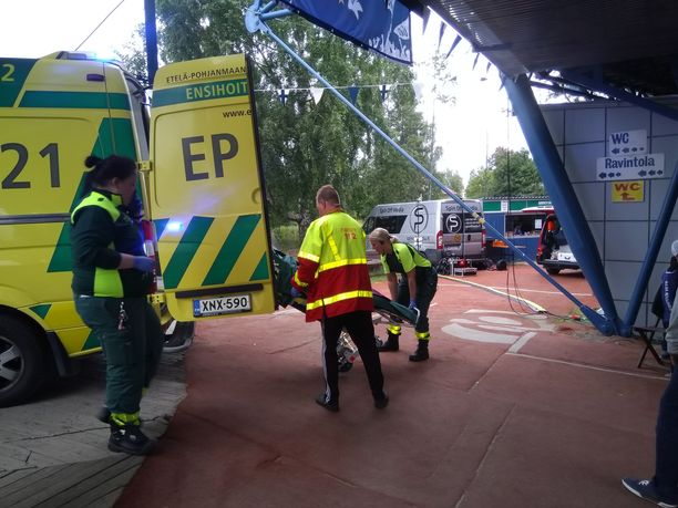 Ambulanssi saapui Saarikentälle. 